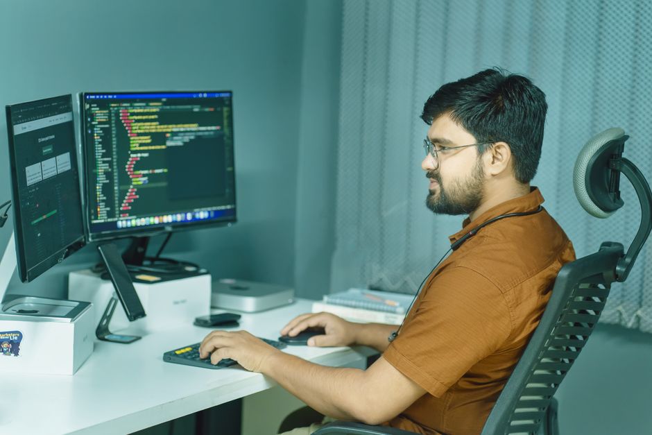Desarrollador web programando un sitio WordPress